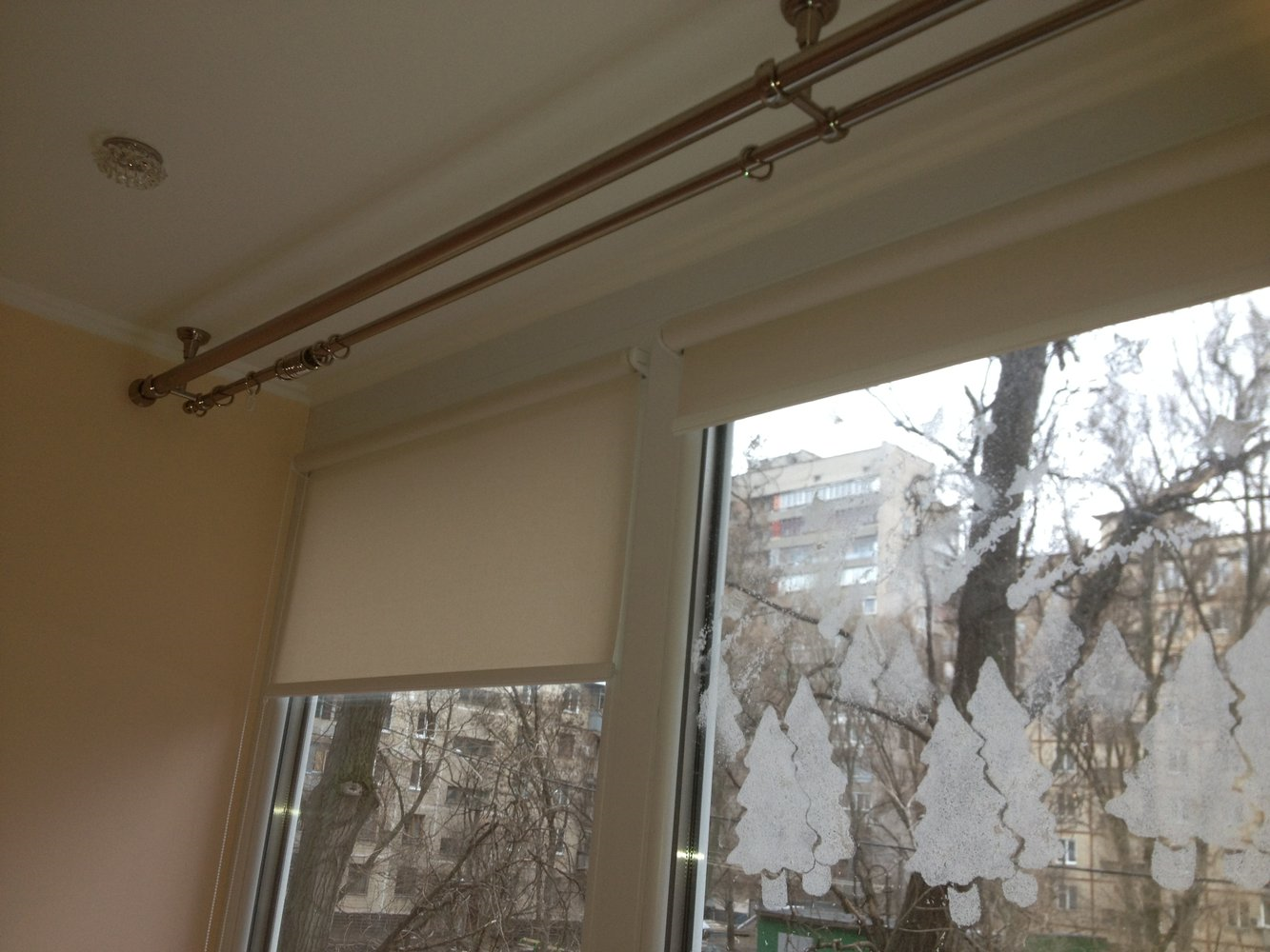 Установка металлического карниза для штор на потолок. Установка рулонных штор.
